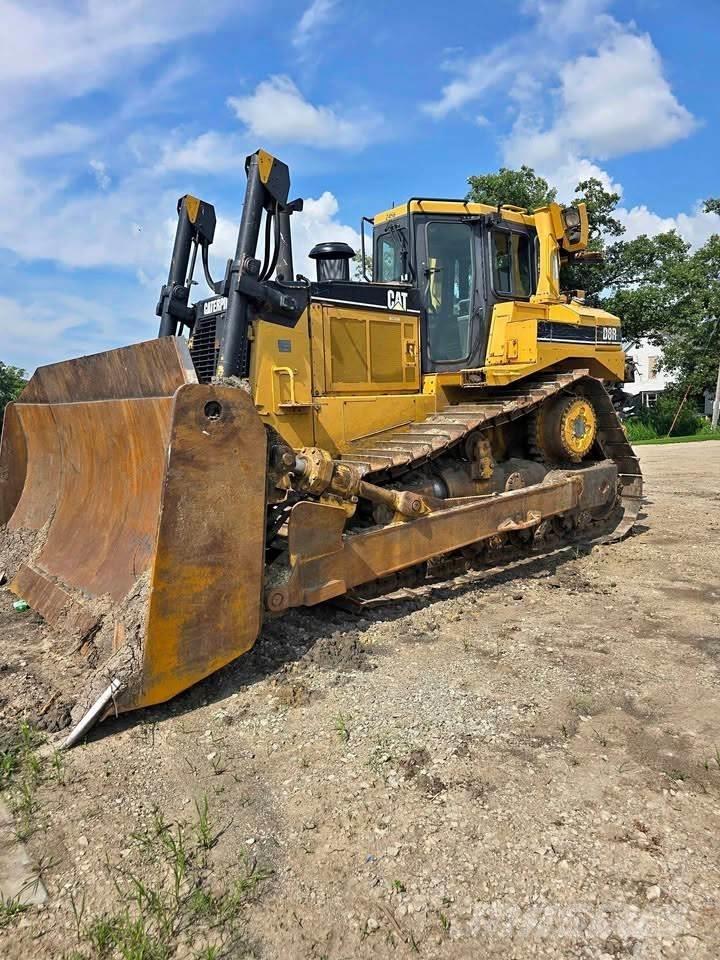 CAT D8R Buldozer sobre oruga