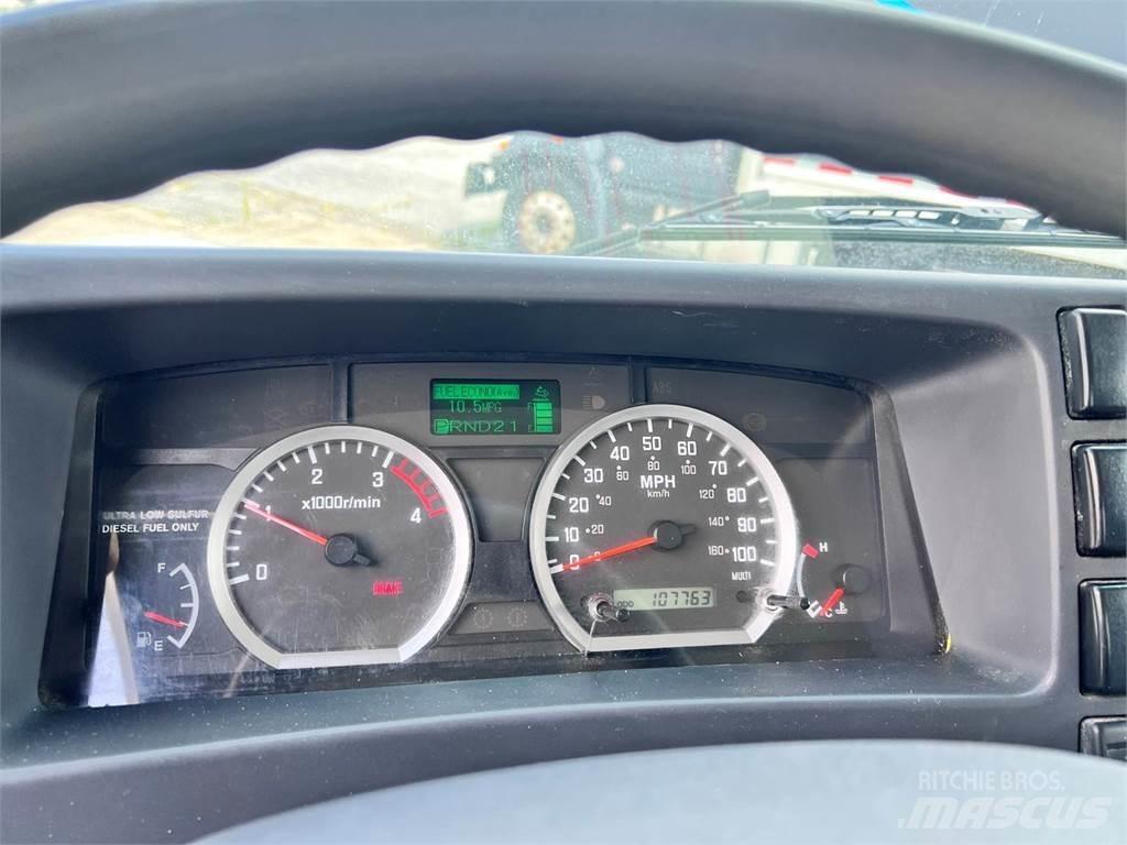 Isuzu NRR Camiones caja cerrada