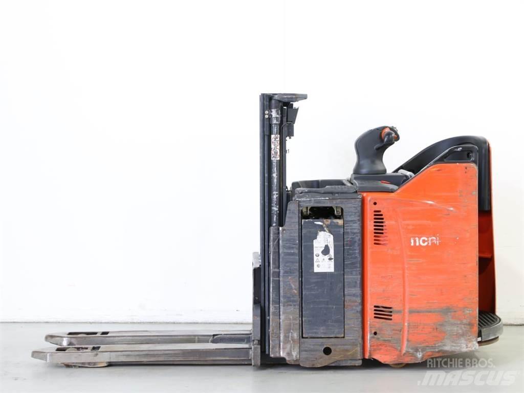 Linde D12HPSP/133 Apiladores eléctricos