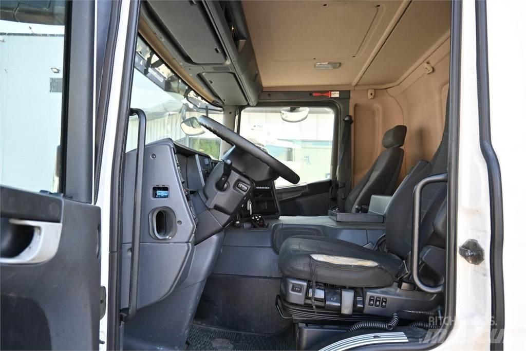 Scania P320 4x2 Camiones caja cerrada