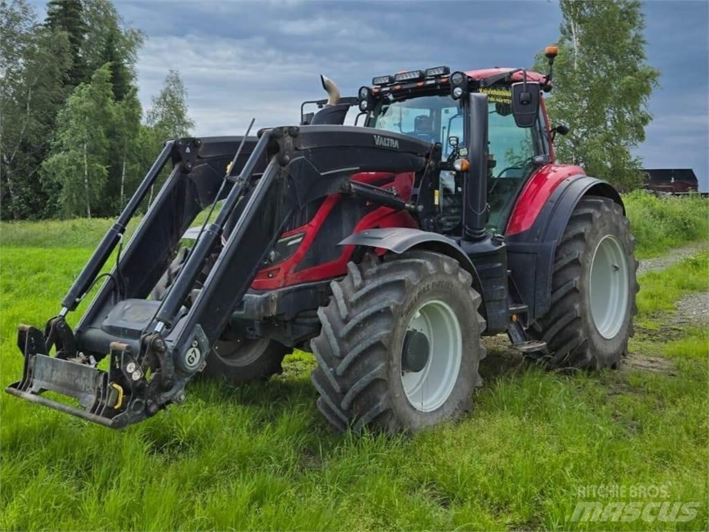 Valtra T144 Versu Tractores