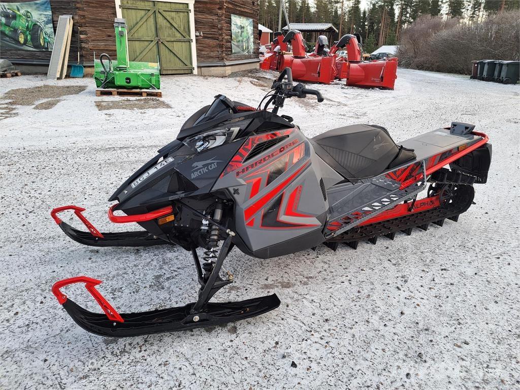 Arctic Cat M 8000 ALPHA Motonieves