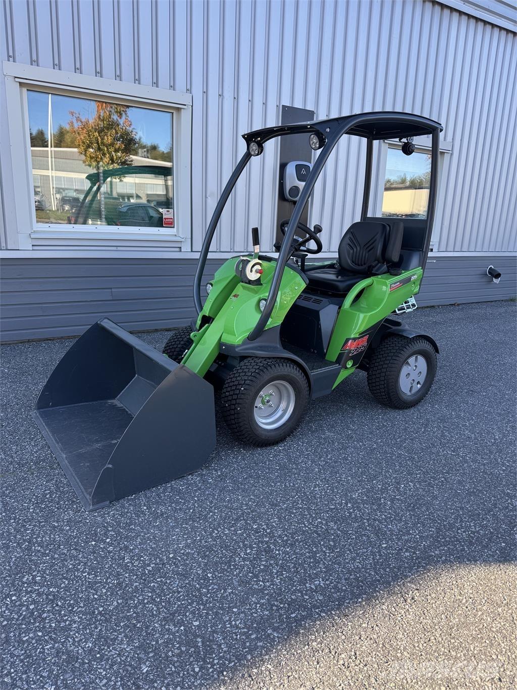 Avant 225 med skopa Minicargadoras