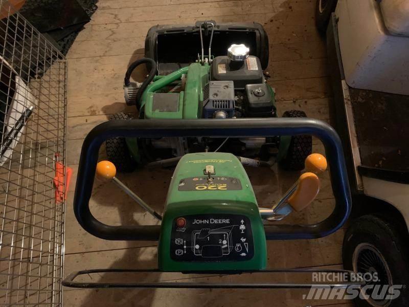John Deere 220 Tractores corta-césped