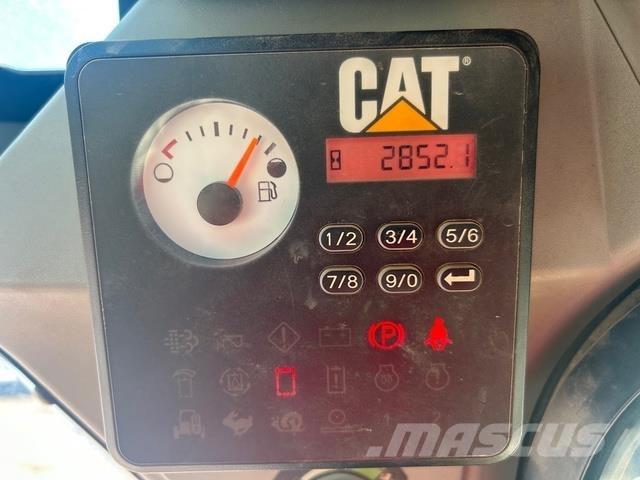 CAT 236D Neumáticos, ruedas y llantas