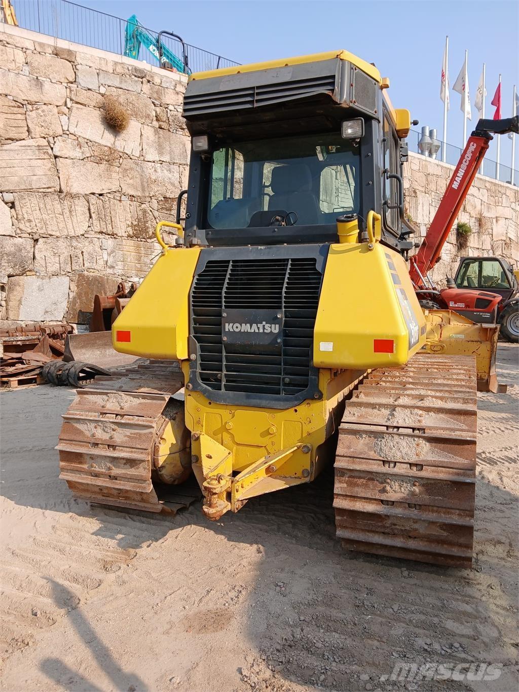 Komatsu D51PXI-22 Grúa tiendetubos