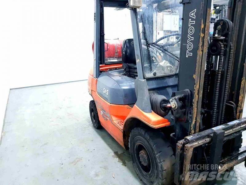 Toyota 42-7FGF25 Carretillas LPG
