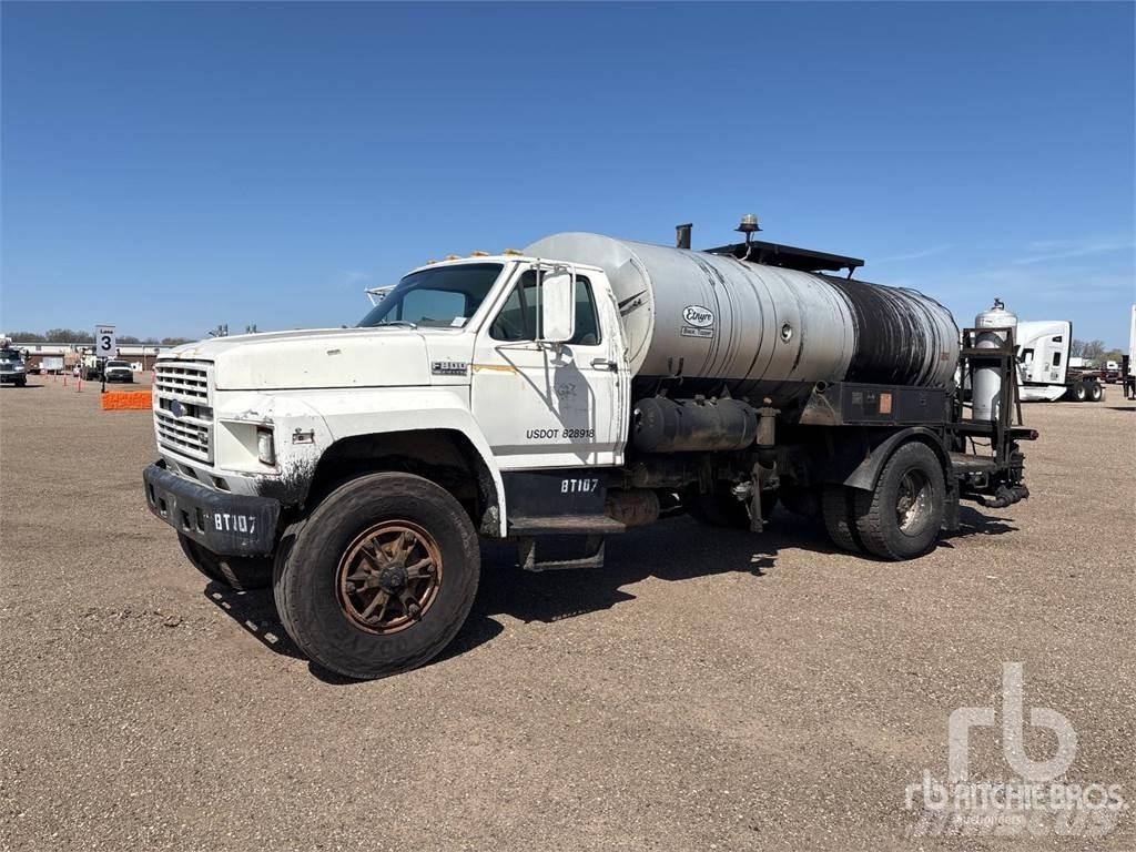 Ford F800 Pulverizador de asfalto