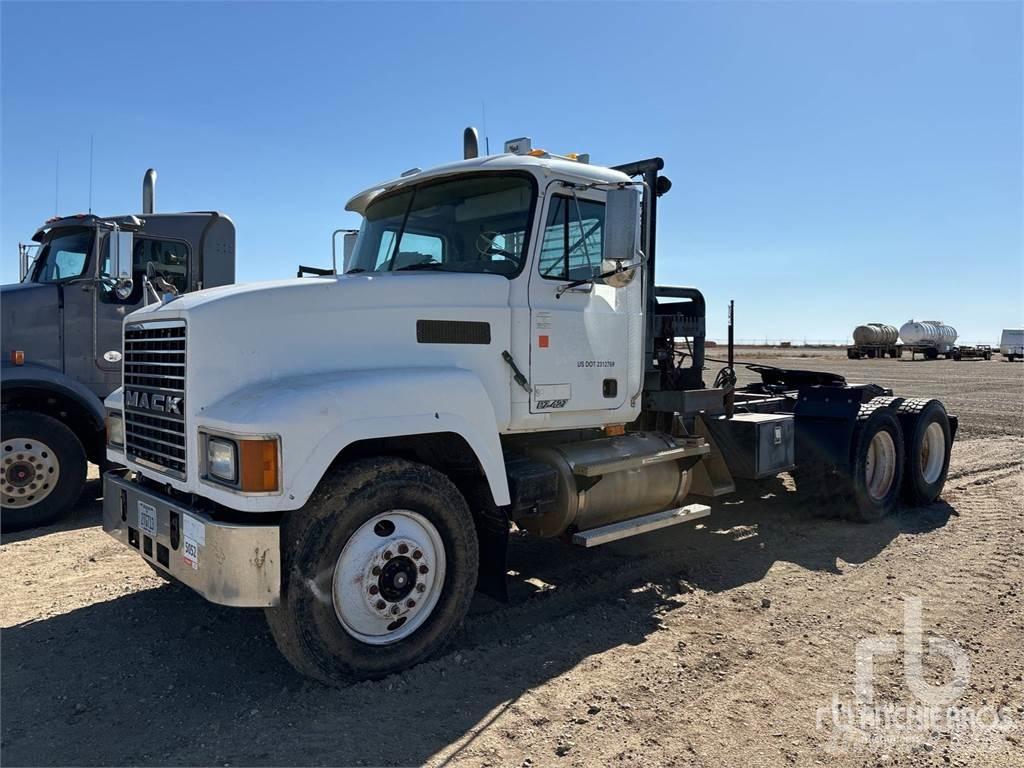 Mack CH613 Camiones portamaquinaria
