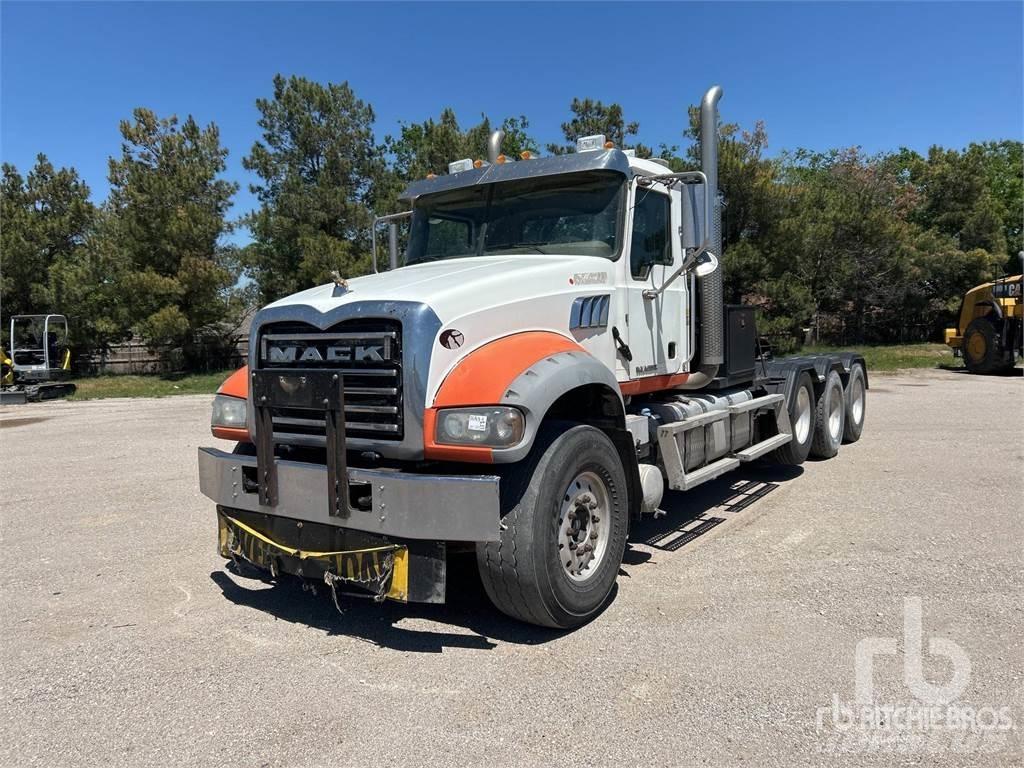 Mack GU713 Camiones portamaquinaria