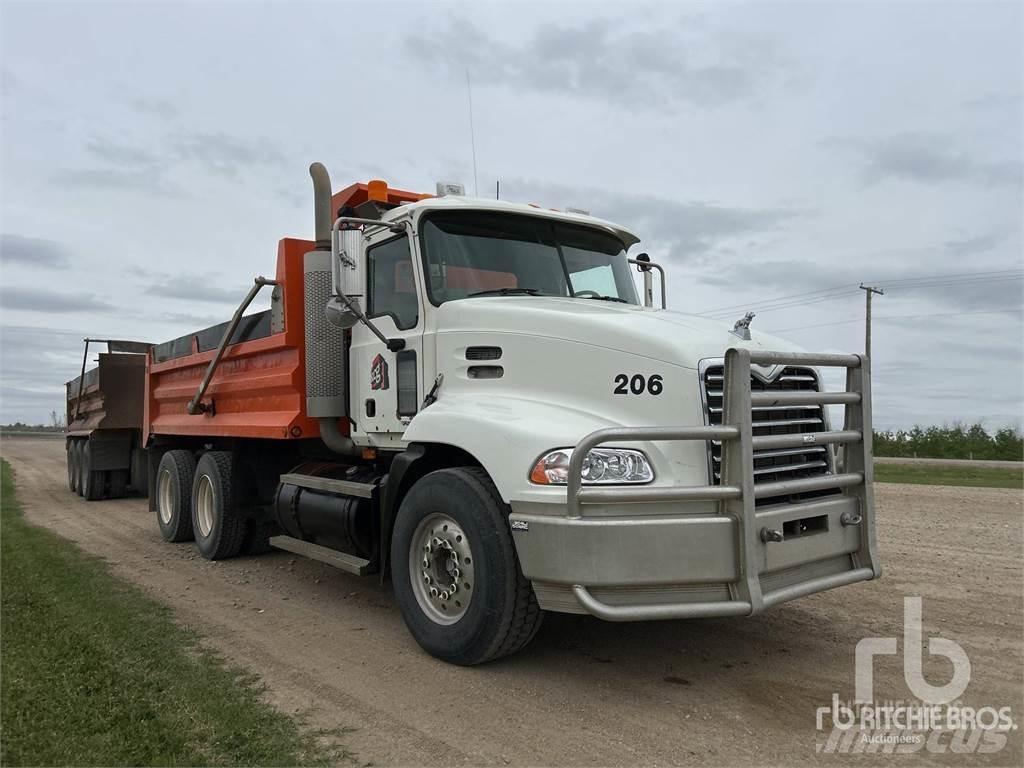 Mack Tri/A Pup Camiones bañeras basculantes o volquetes