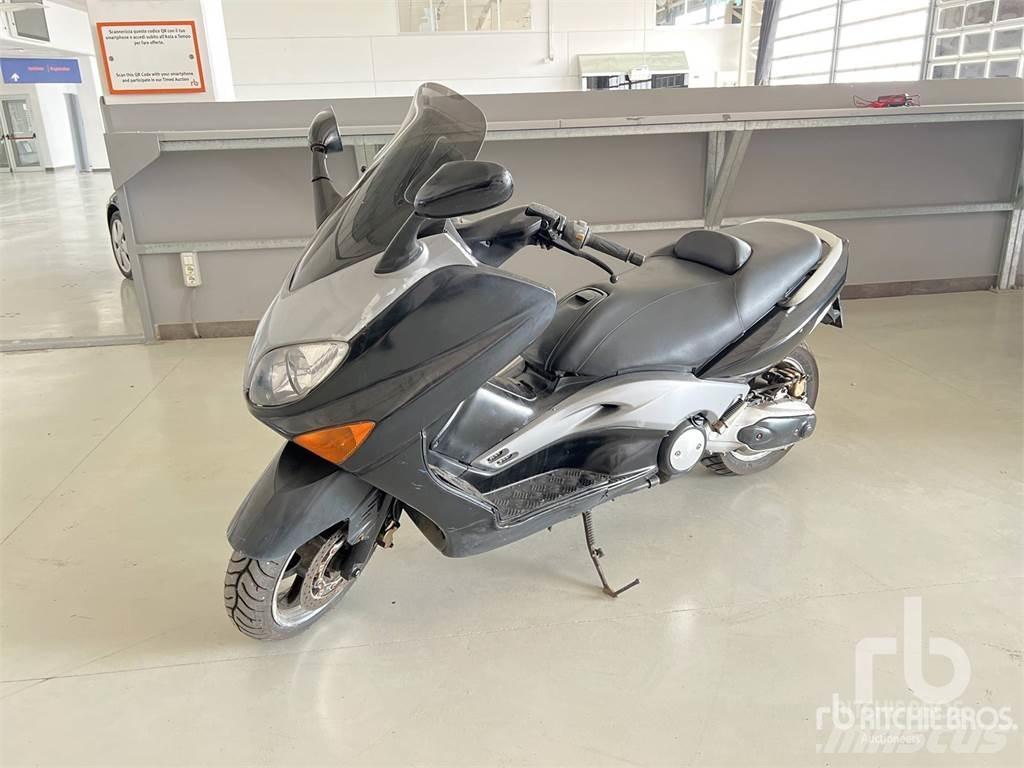 Yamaha TMAX Coches