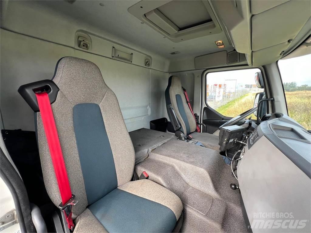 Volvo FE320 6x2*4 Camiones caja cerrada
