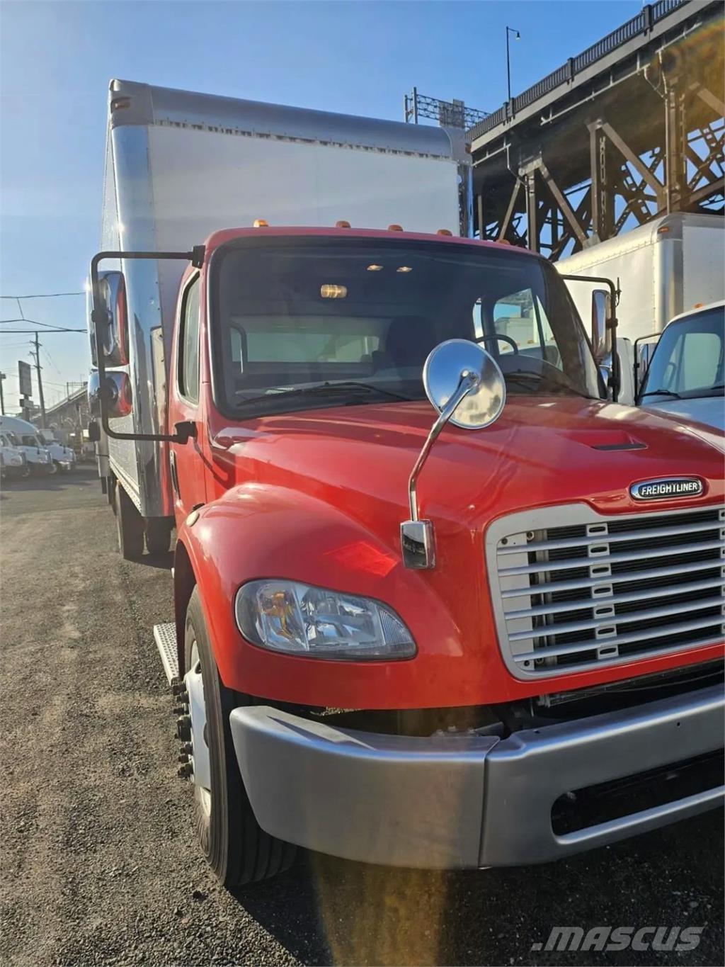 Freightliner M2 Camiones caja cerrada