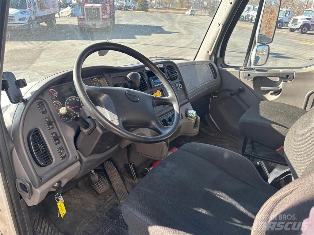 Freightliner M2 106 Camiones caja cerrada
