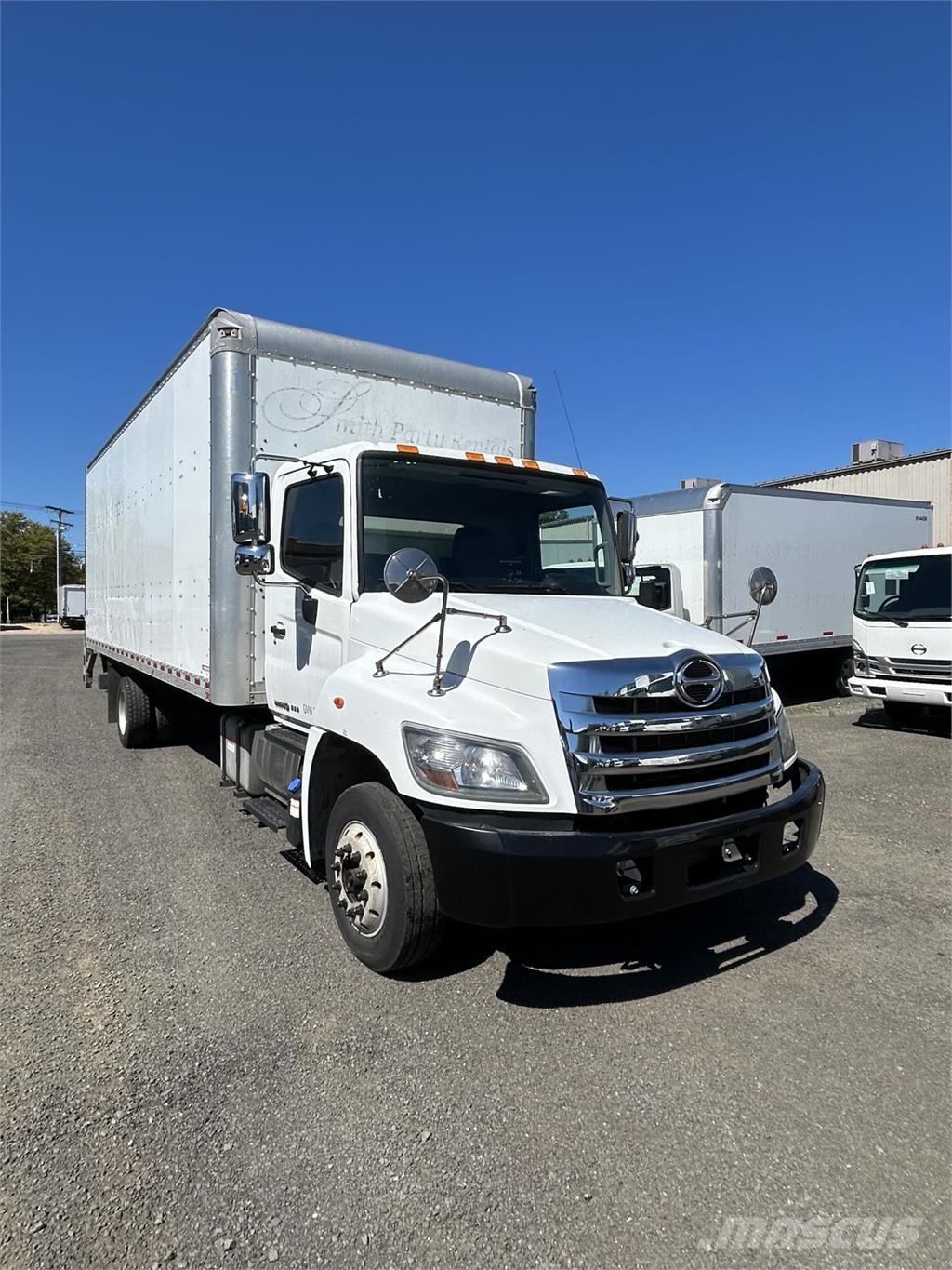 Hino 258ALP Camiones caja cerrada