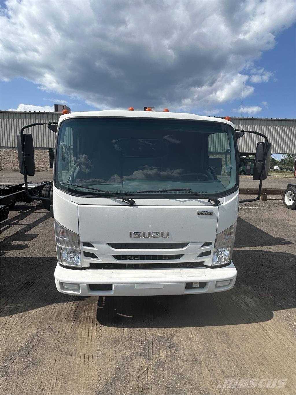 Isuzu NQR Camiones bañeras basculantes o volquetes