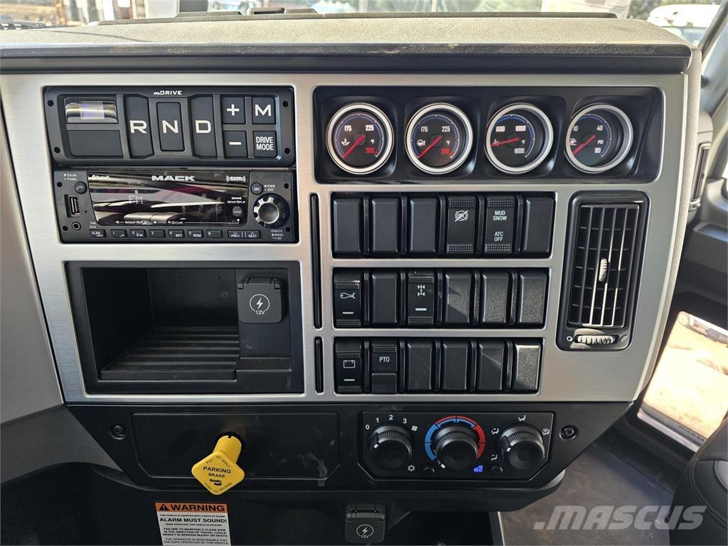 Mack GR64B Camiones bañeras basculantes o volquetes