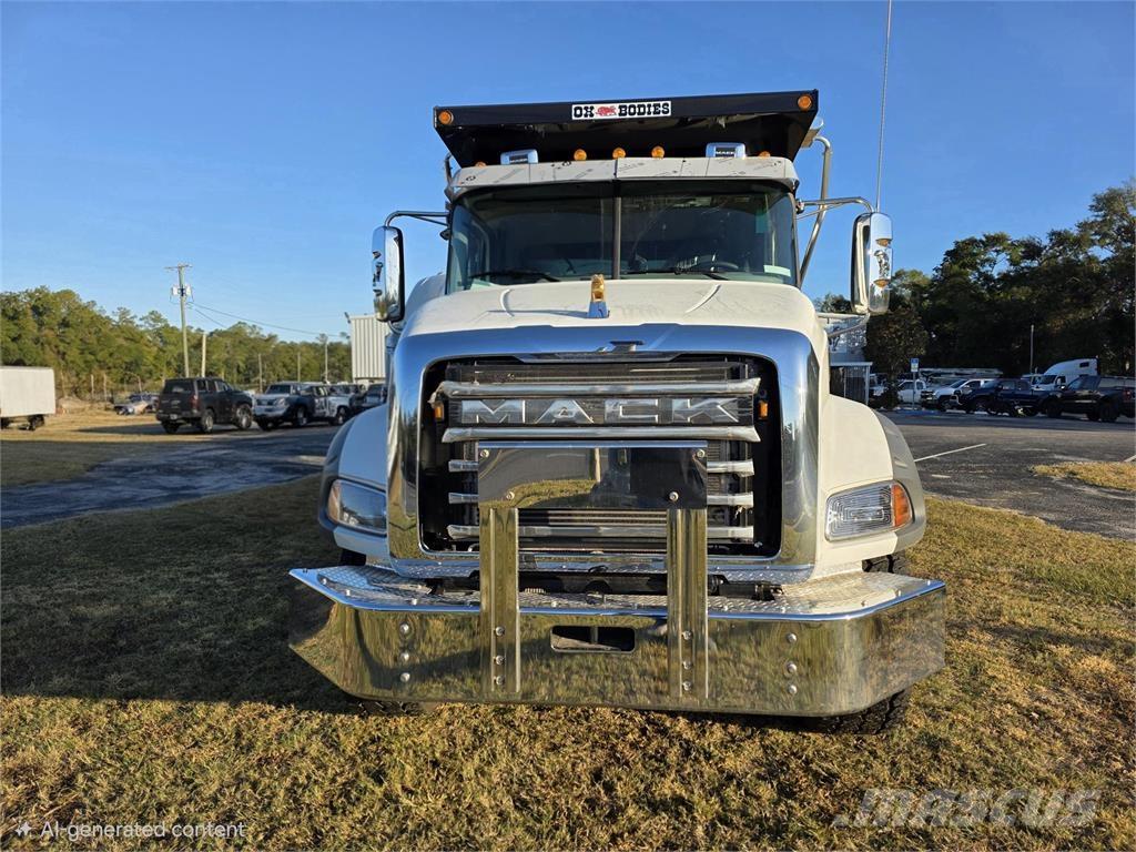 Mack GR64B Camiones bañeras basculantes o volquetes