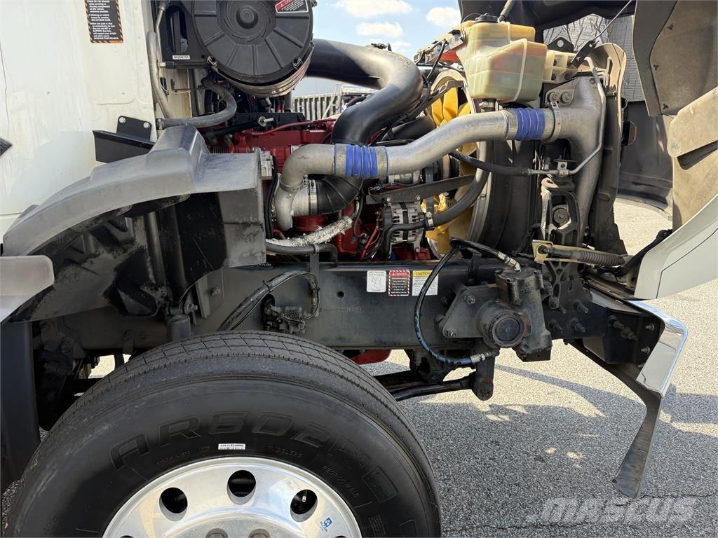 Mack GR64B9 Camiones caja cerrada