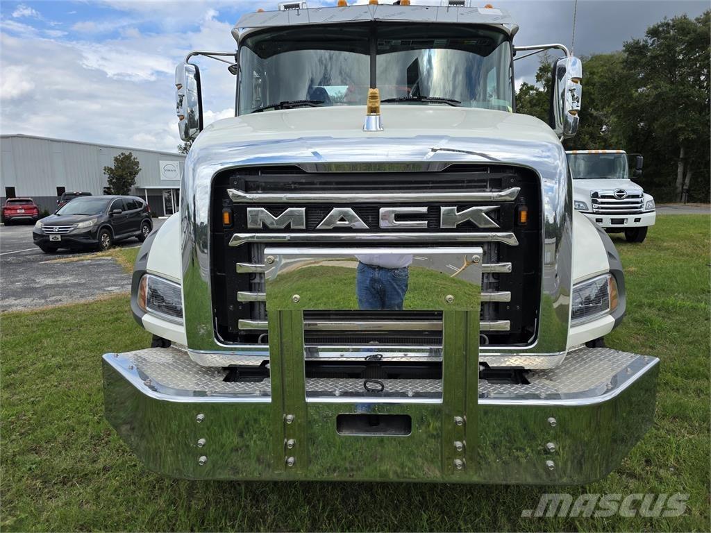 Mack GR64BR Camiones bañeras basculantes o volquetes