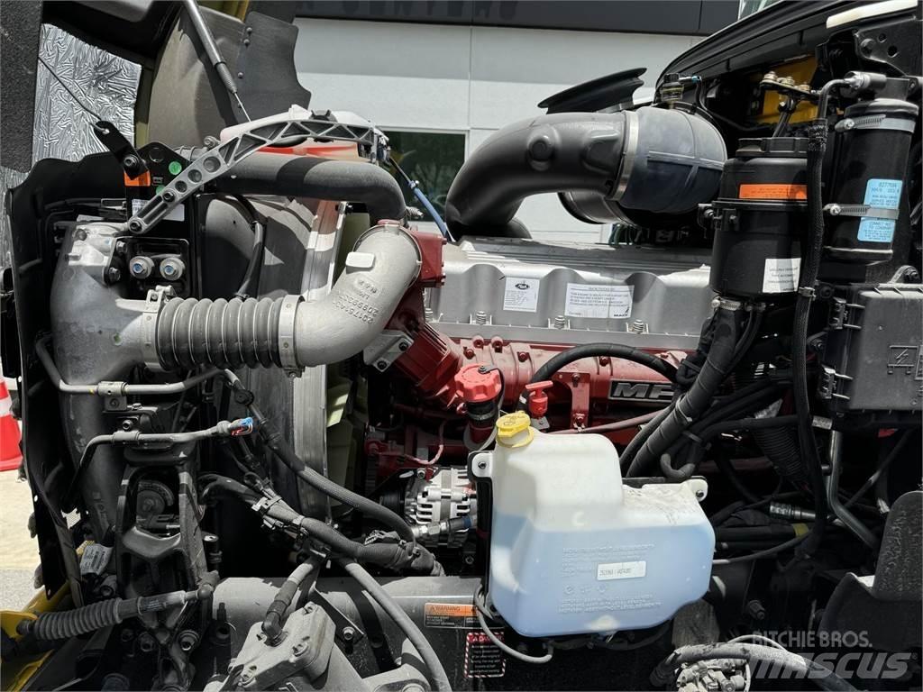 Mack GR64BRX Camiones bañeras basculantes o volquetes