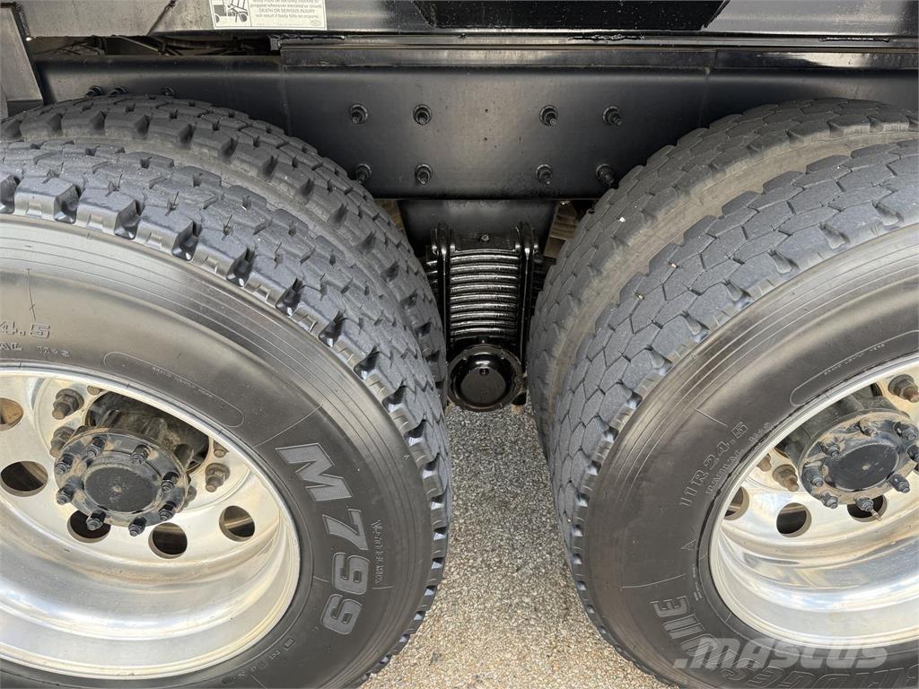Mack GR64F Camiones bañeras basculantes o volquetes