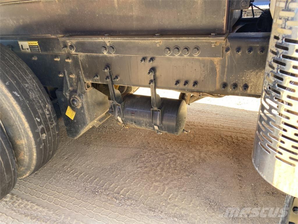 Mack GR64F Camiones bañeras basculantes o volquetes