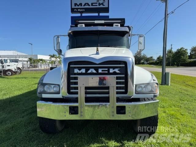 Mack GU713 Cabezas tractoras