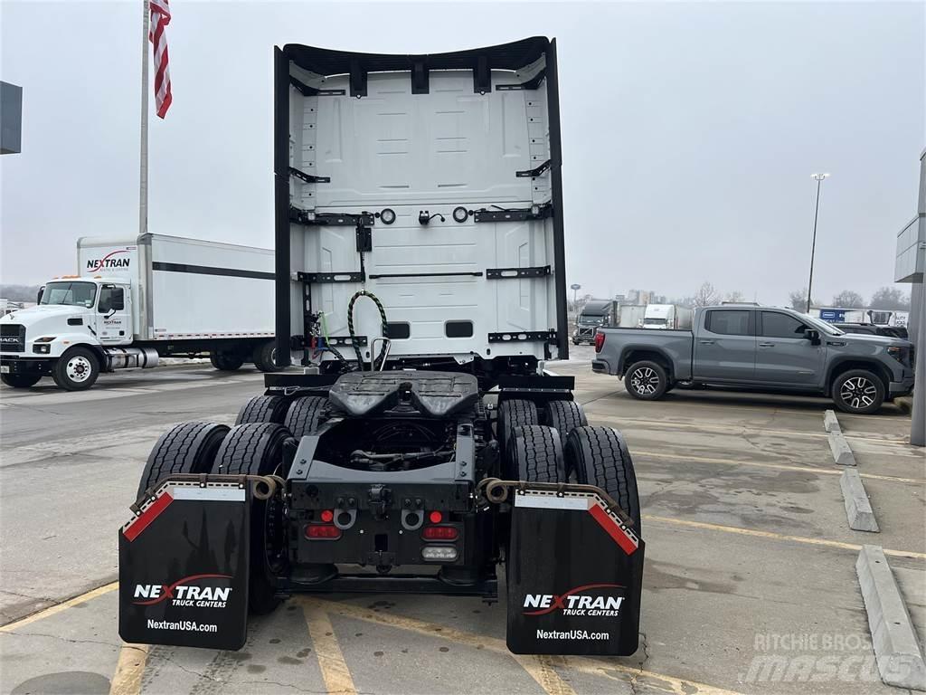 Volvo NEW VNL860 Cabezas tractoras