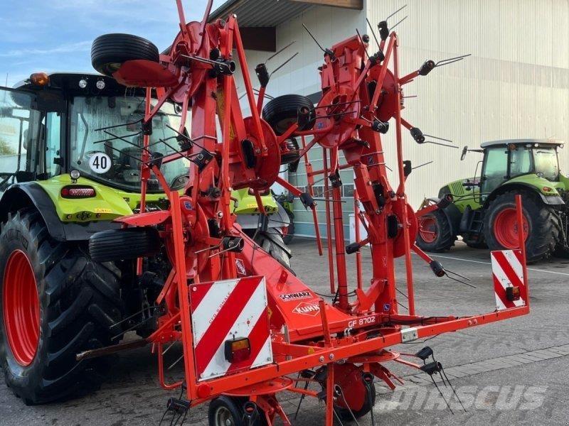 Kuhn GF 8702 Rastrillos y henificadores