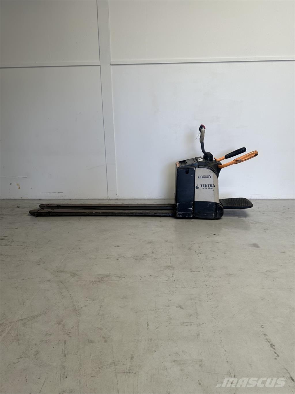 Crown WT3040 Transpaletas Eléctricas con plataforma