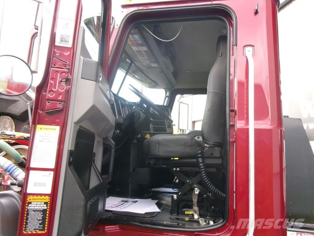 Mack GR64F Camiones bañeras basculantes o volquetes