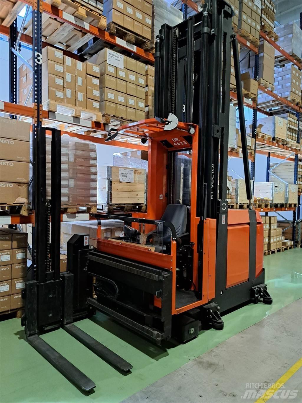 BT VCE100 Carretilla para pasillo estrecho