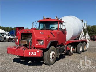 Mack DM690S
