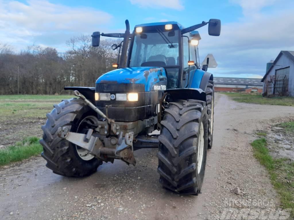 New Holland TM 150 med frontlift Tractores