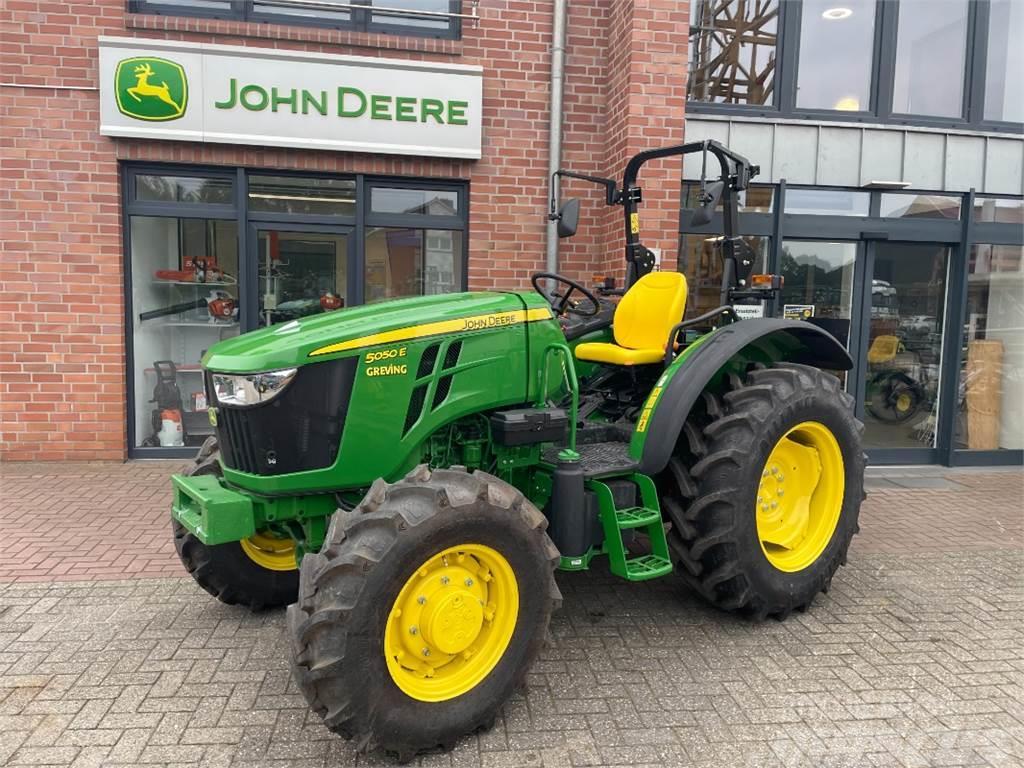 John Deere 5050E + Wagenanhängevorrichtung Tractores