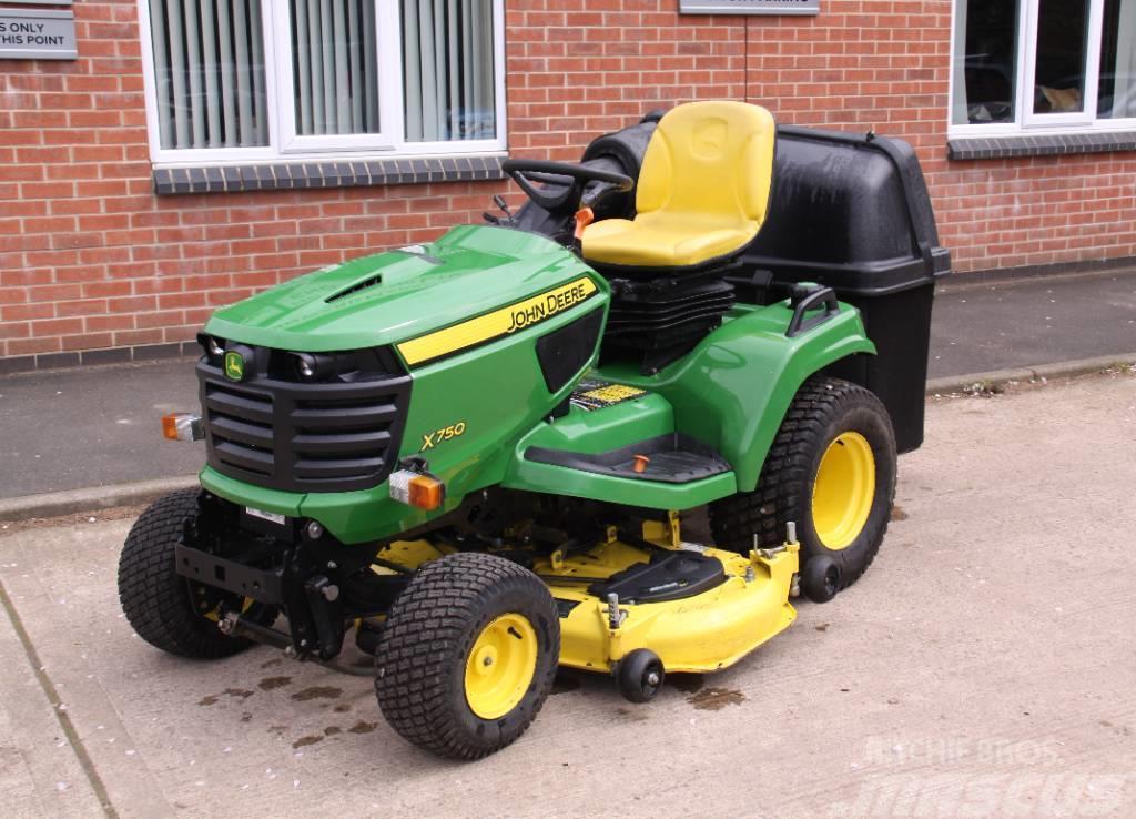 John Deere X750 with 54" Cutting deck and Collector Tractores corta-césped