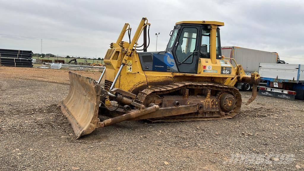 Komatsu D65E-12 Buldozer sobre oruga