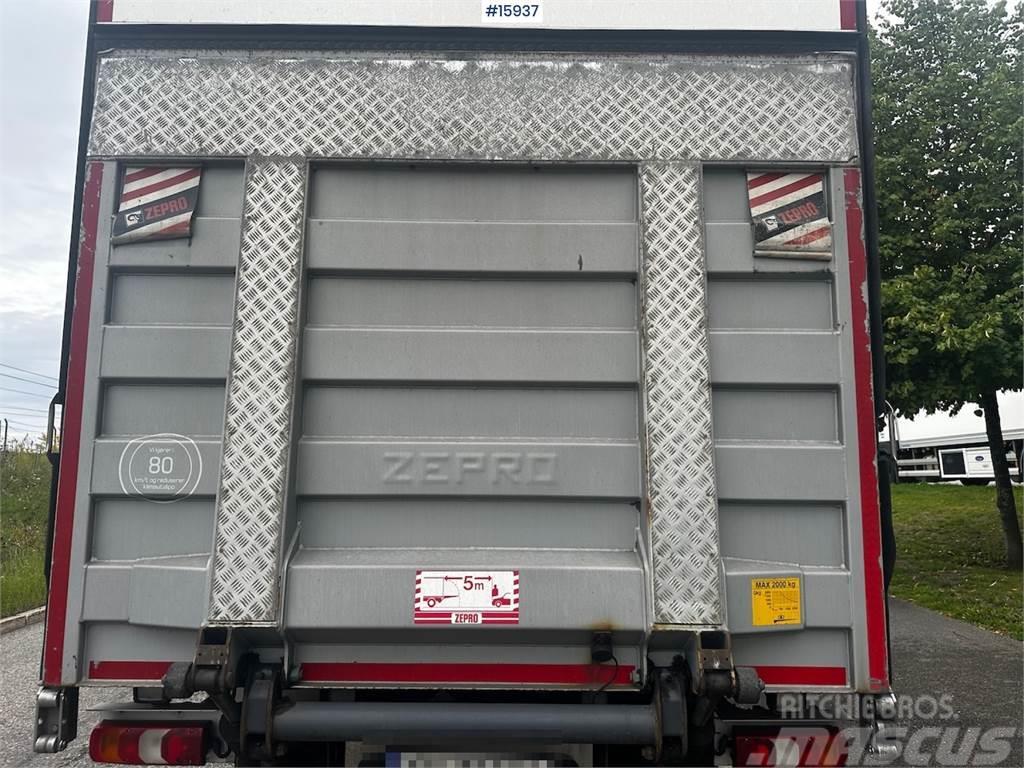 Mercedes-Benz Atego Truck w/ rear lift. Camiones caja cerrada