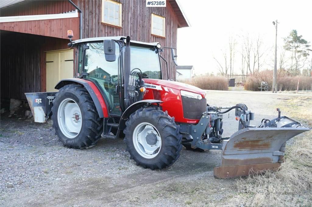 Massey Ferguson MF 4707 with sand spreader and folding plough Tractores