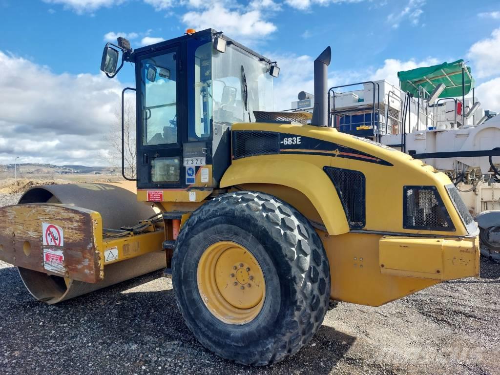 Caterpillar CS 683 E Rodillos de un solo tambor