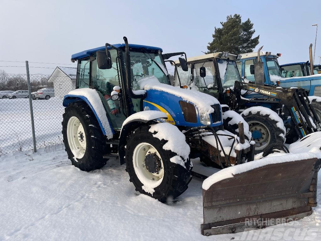 New Holland T5030 inkl Holms 2.8 m vikplog Tractores