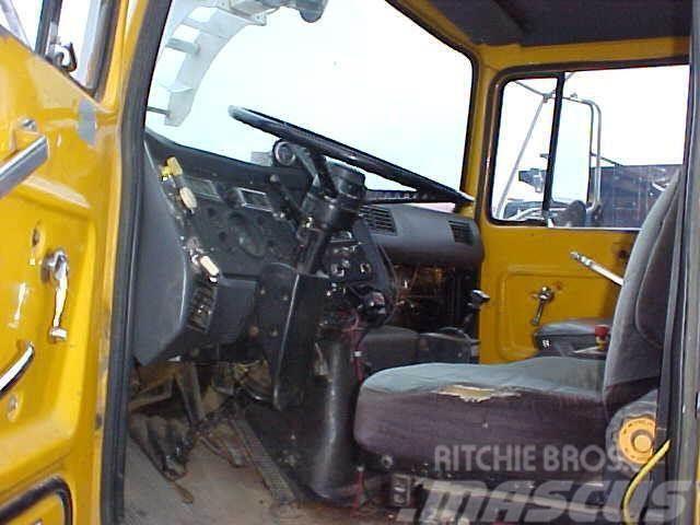 Ford L8000 Camiones cisterna