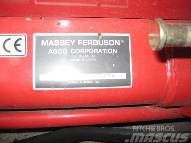Massey Ferguson ZWISCHENACHSMÄHWERK MF Tractores compactos