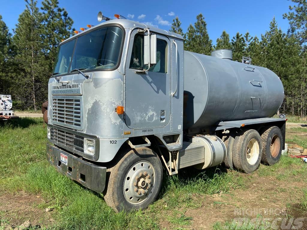 International COF-9670 water truck Camiones cisterna