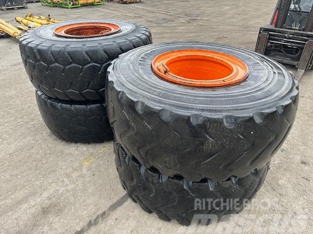 Doosan DL 300 KOŁA KOMPLET Neumáticos, ruedas y llantas