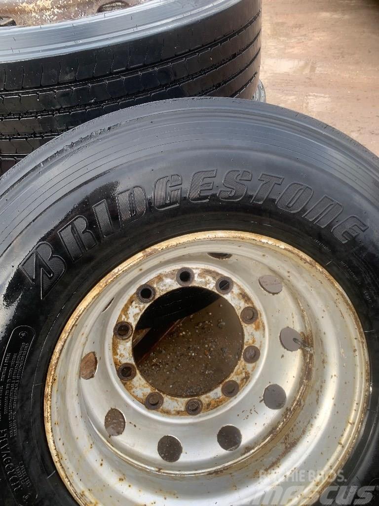 Bridgestone 295/80/22,5 Neumáticos, ruedas y llantas