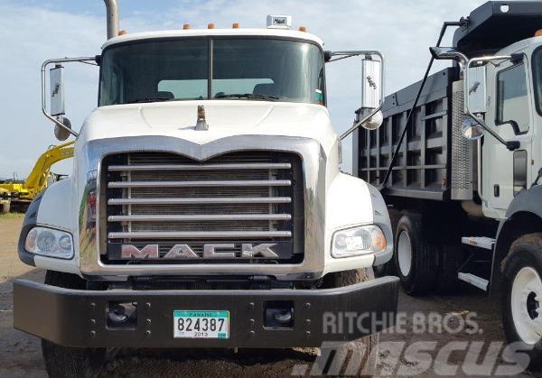 Mack water truck GU813E Camiones cisterna