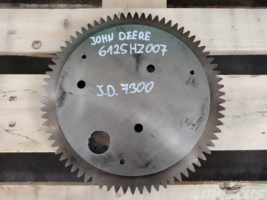 John Deere 6125HZ007  Bearing cup R119157 engine timing gear Motores